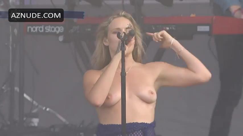 Tove Lo Topless Singer Flashes Her Tits On Stage At Llapalooza In