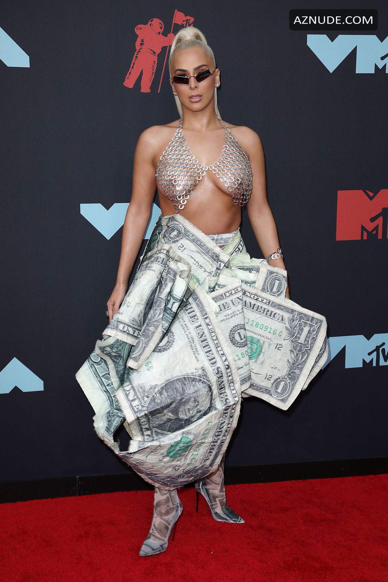 Veronica Vega shows off her tits at theÂ 2019 MTV Video Music Awards in