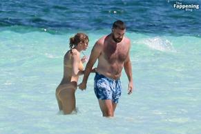 Taylor SwiftSexy in Taylor Swift And Travis Kelce Sexy Heat Up In The Beach In The Bahamas