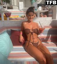 India ReynoldsSexy in India Reynolds Sexy Big Tits As She Poses in Bikinis