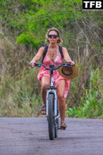 Jessica AlbaSexy in Jessica Alba Sexy Seen Flaunting Her Hot Tits In A Bikini Top in Kauai 