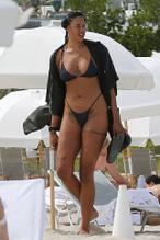 Liz Cambage Sexy Shows Off Body In A Tiny Black Bikini On The Beach In