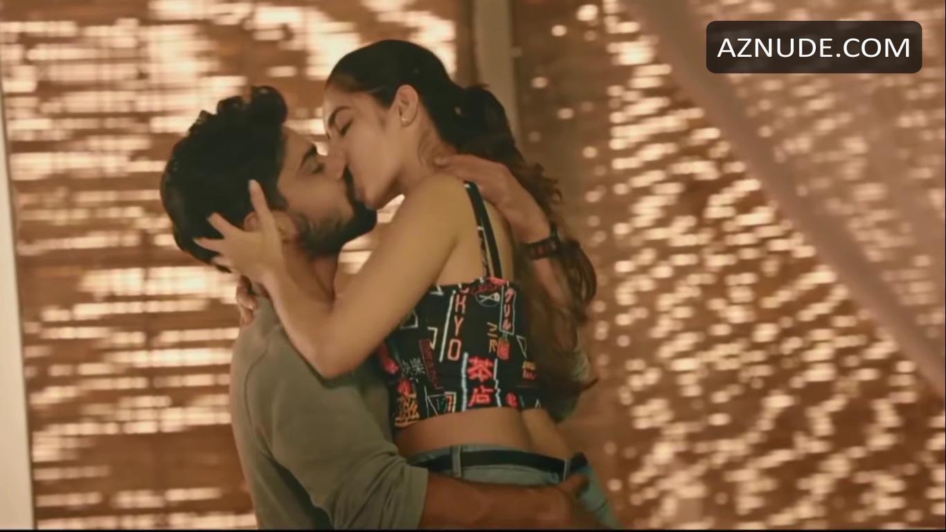 Urvashi Rautela Surveen Chawla Zareen Khan Bollywood Kissing