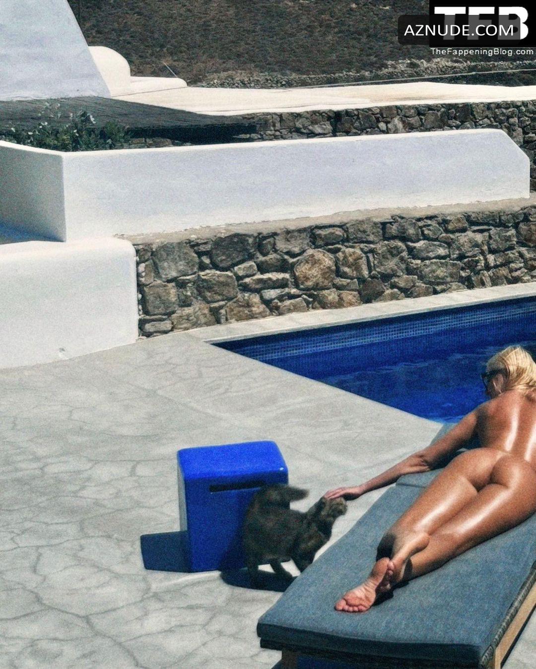 Alexandra Stan Sexy Poses Nude Showcasing Her Hot Butt By The Poolside In  Greece - AZNude