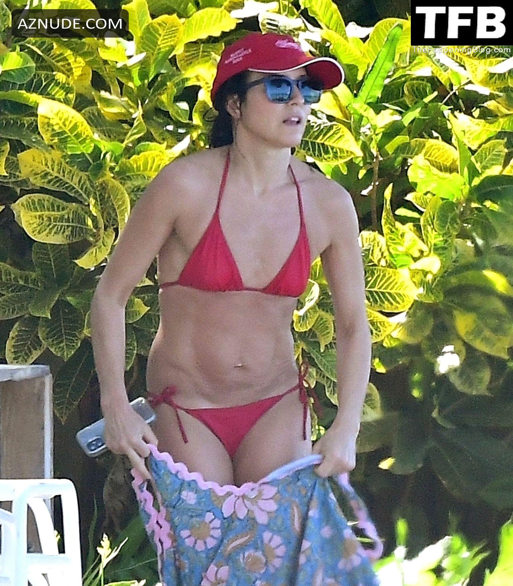 Andrea Corr Sexy Seen Flaunting Her Hot Figure In A Skimpy Red Bikini During Her Vacation In