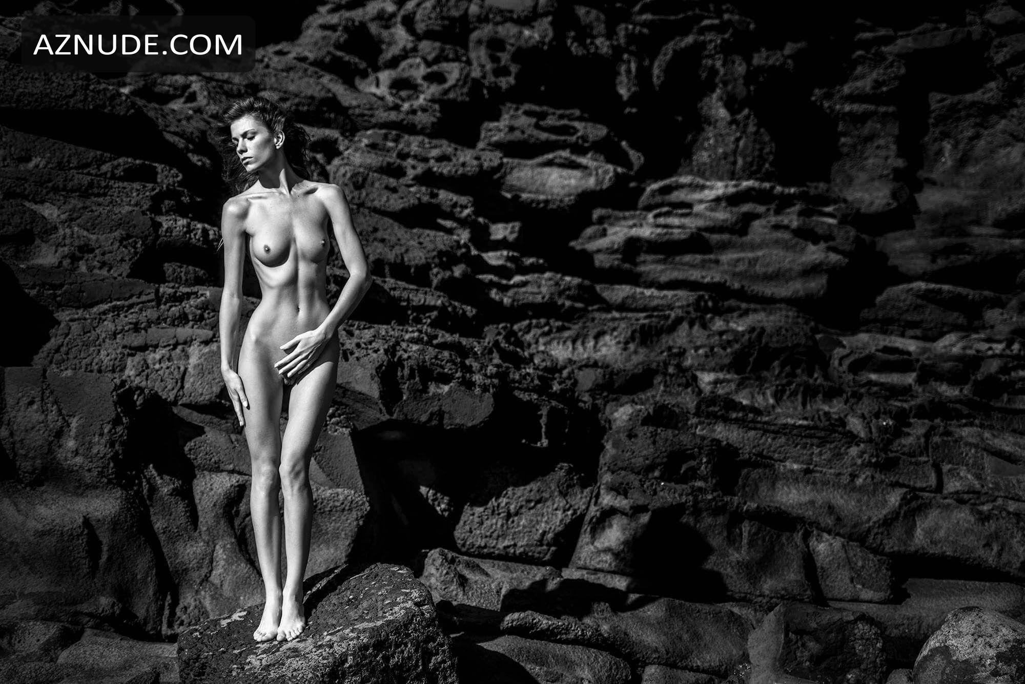 Angela Olszewska In An Elegant Frontal Nude