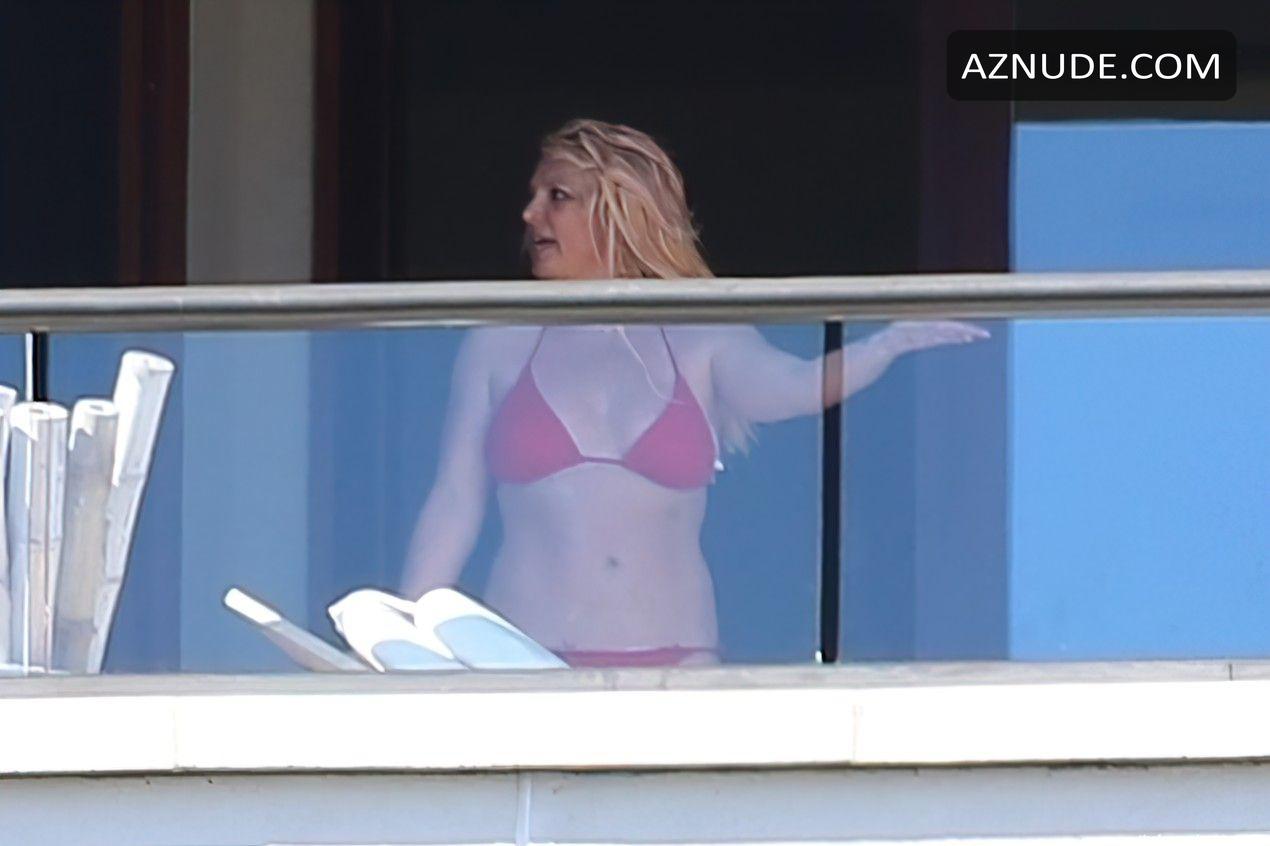 Britney Spears Sexy Snaps Pics On The Balcony While