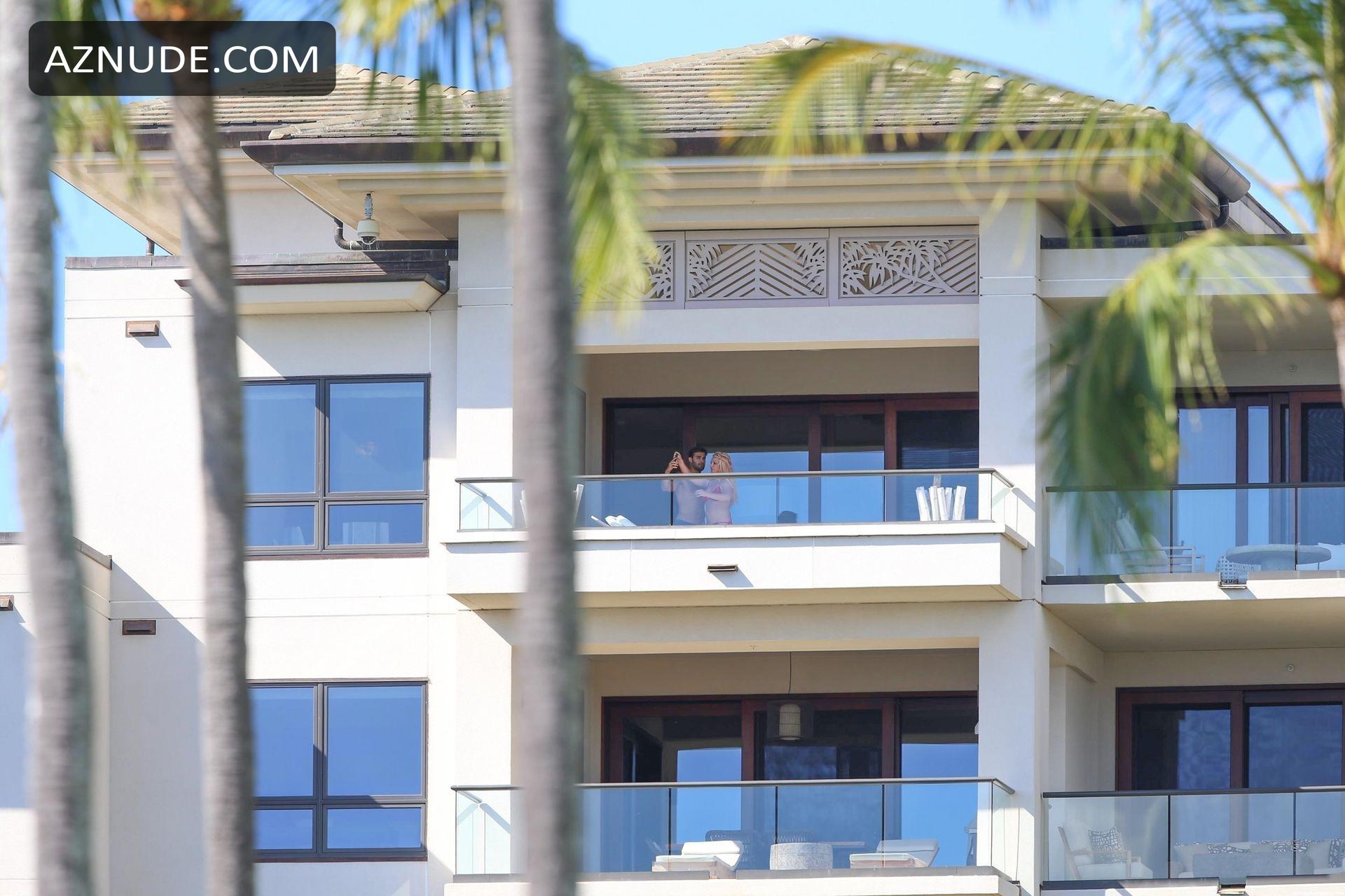 Britney Spears Sexy Snaps Pics On The Balcony While