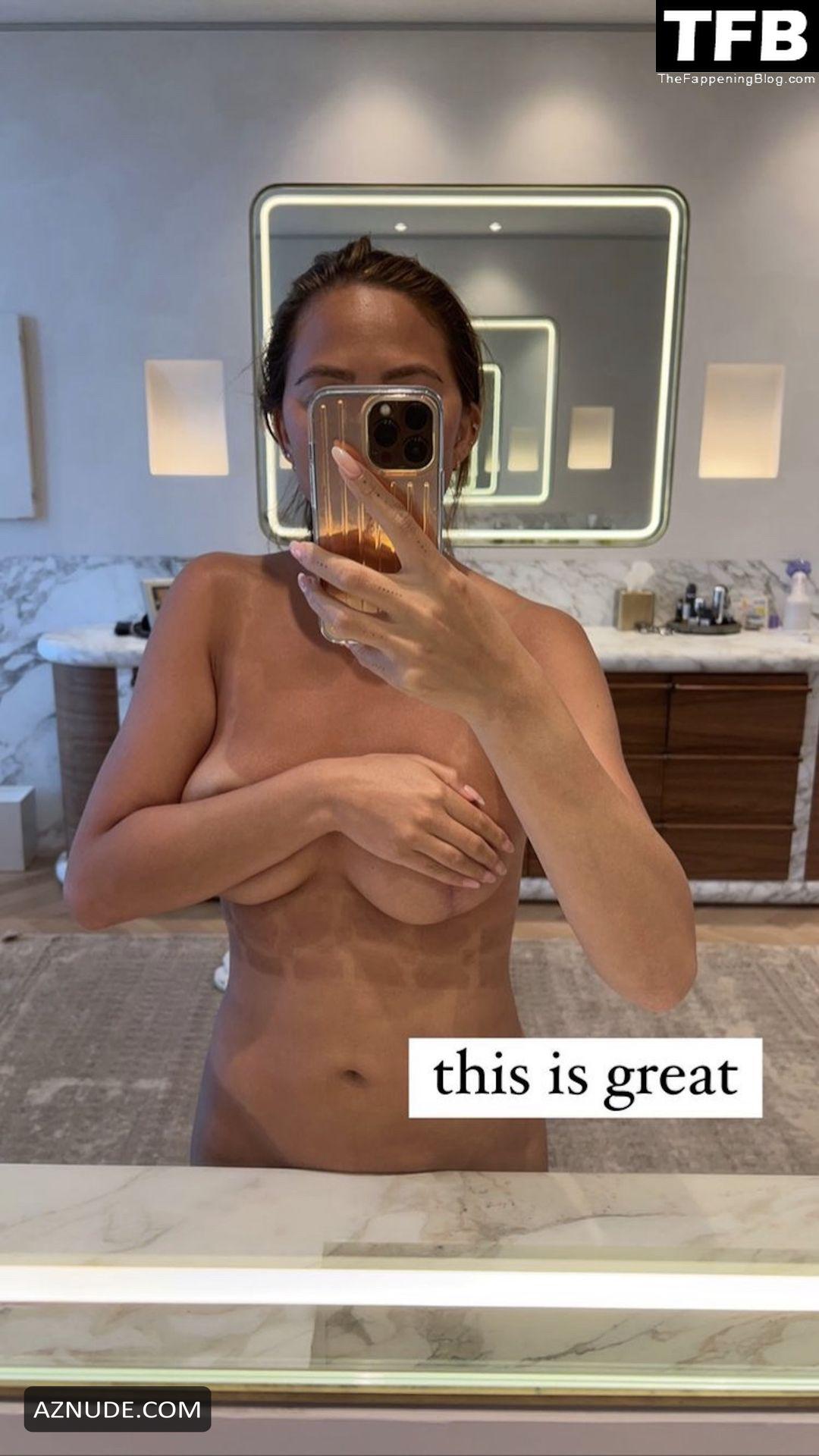 Chrissy Teigen Sexy Poses Topless Showing Off Her Nude Tits In A Mirror Selfie On Social Media 9399