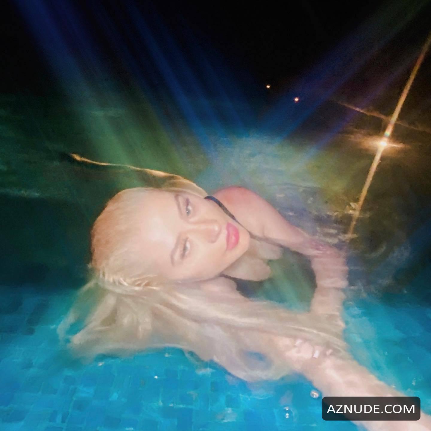 Christina Aguilera Displays Her Tits While Swimming In One