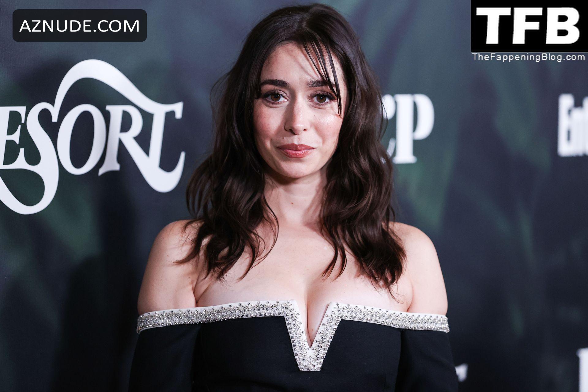 Cristin Milioti Sexy Seen Showing Off Her Hot Cleavage At The Resort
