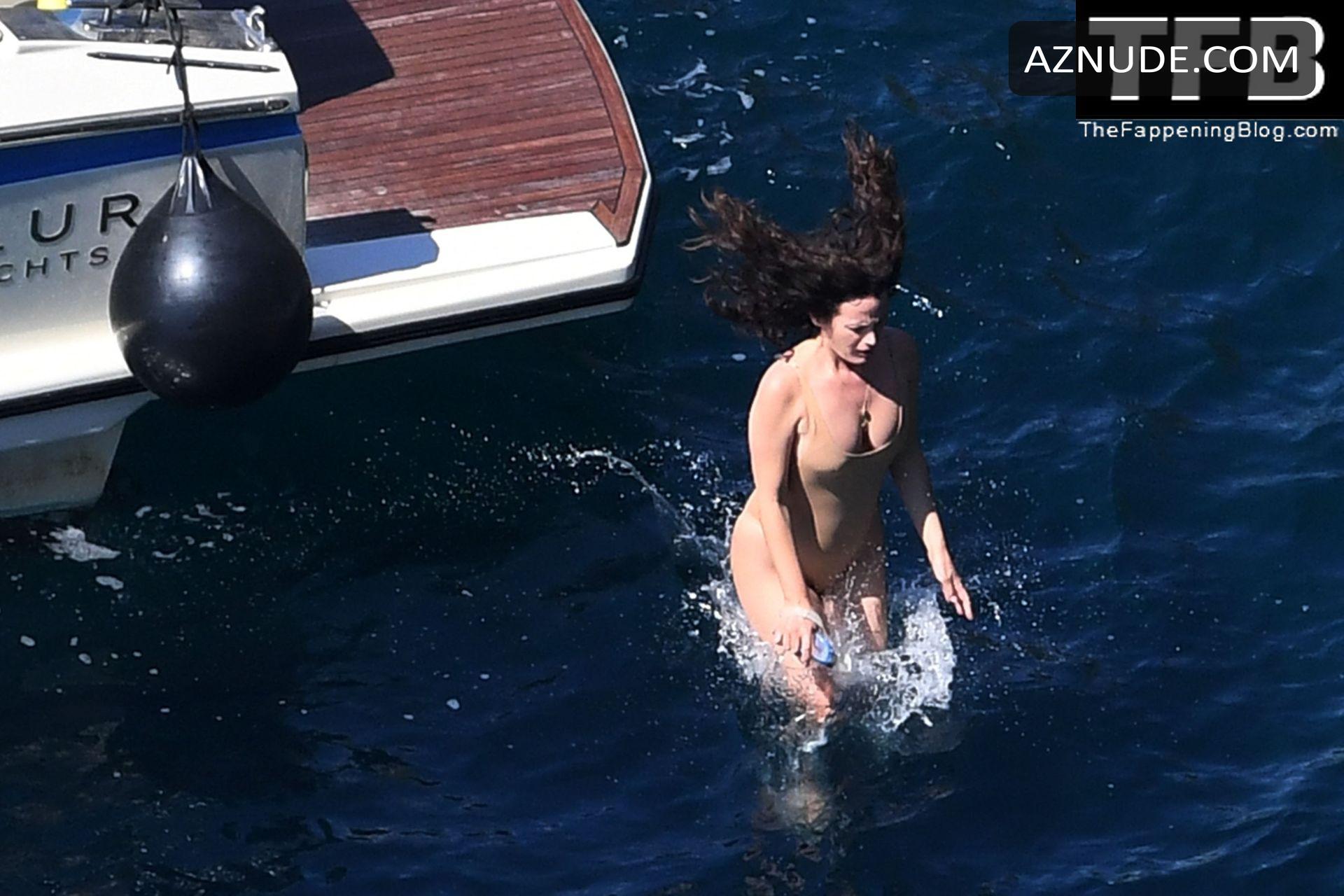 Elizabeth Reaser Sexy Seen Flaunting Her Hot Bikini Body On A Boat In  Positano - AZNude