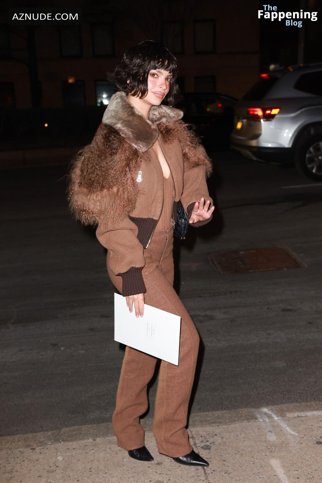 Emily Ratajkowski Sexy Flashes Her Hot Tits While Attending To Marc Jacobs Fashion Show In New