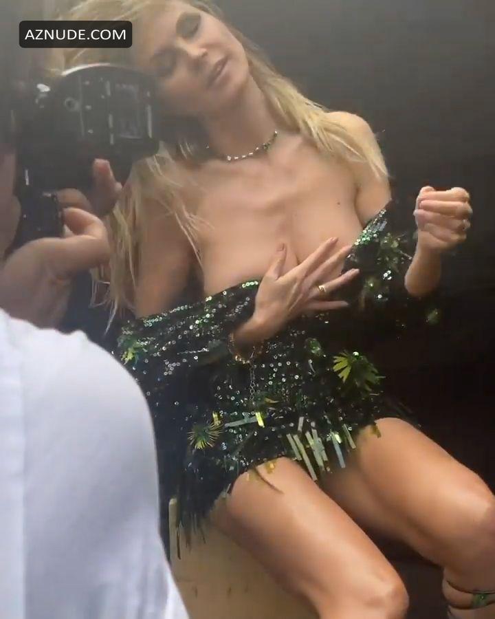Heidi Klum Showed Her Tits Slightly Covered With Hands