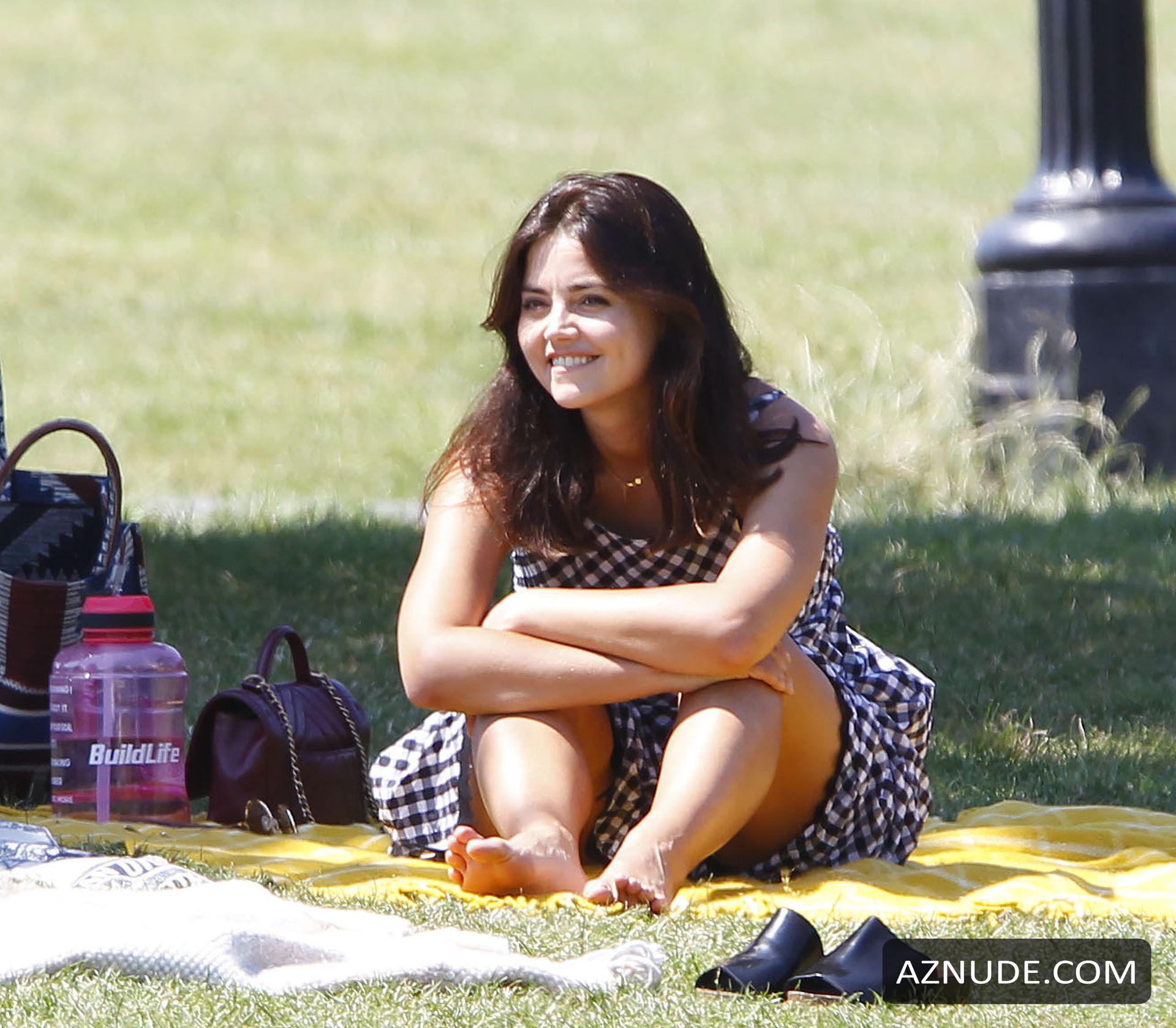 Jenna Coleman Spotted Enjoying A Picnic In A London Park With A Female 
