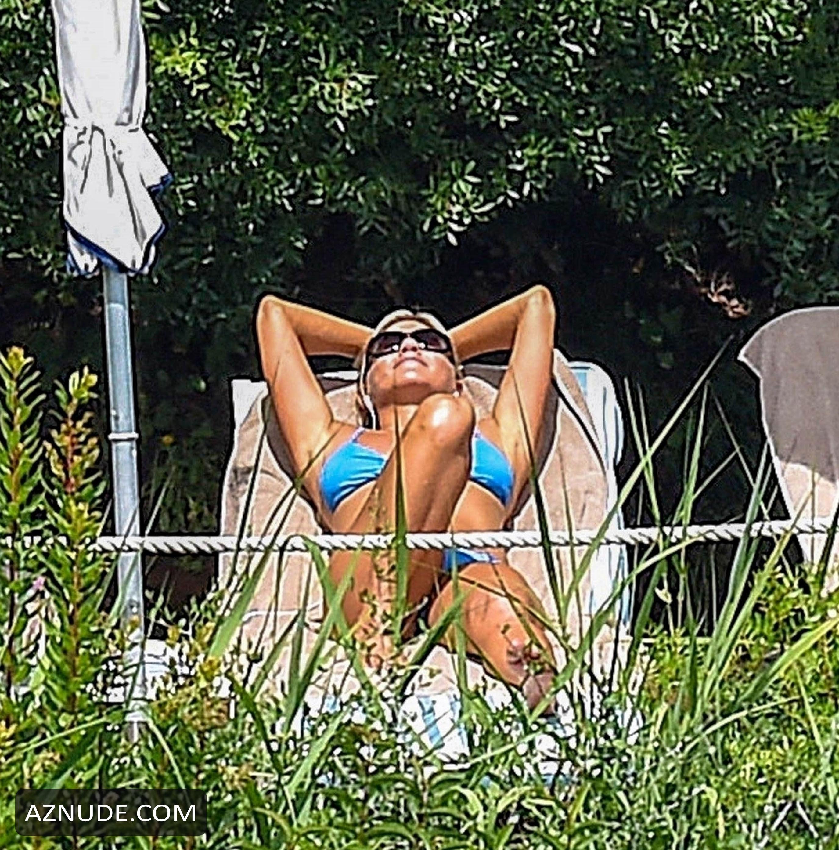 Jennifer Aniston Sexy Toned Bikini Body By The Pool In