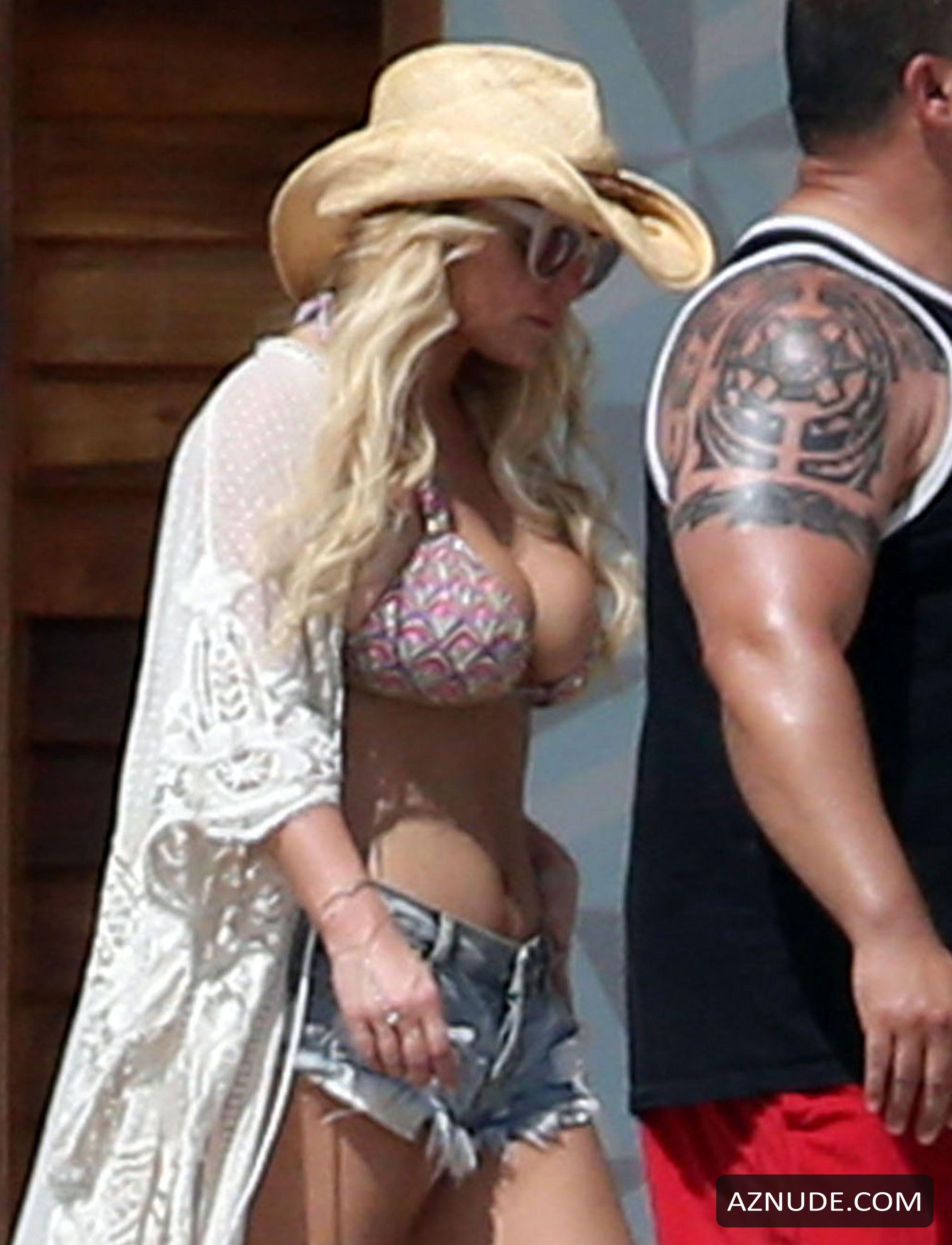 Jessica Simpson Bares Her Busty New Bod