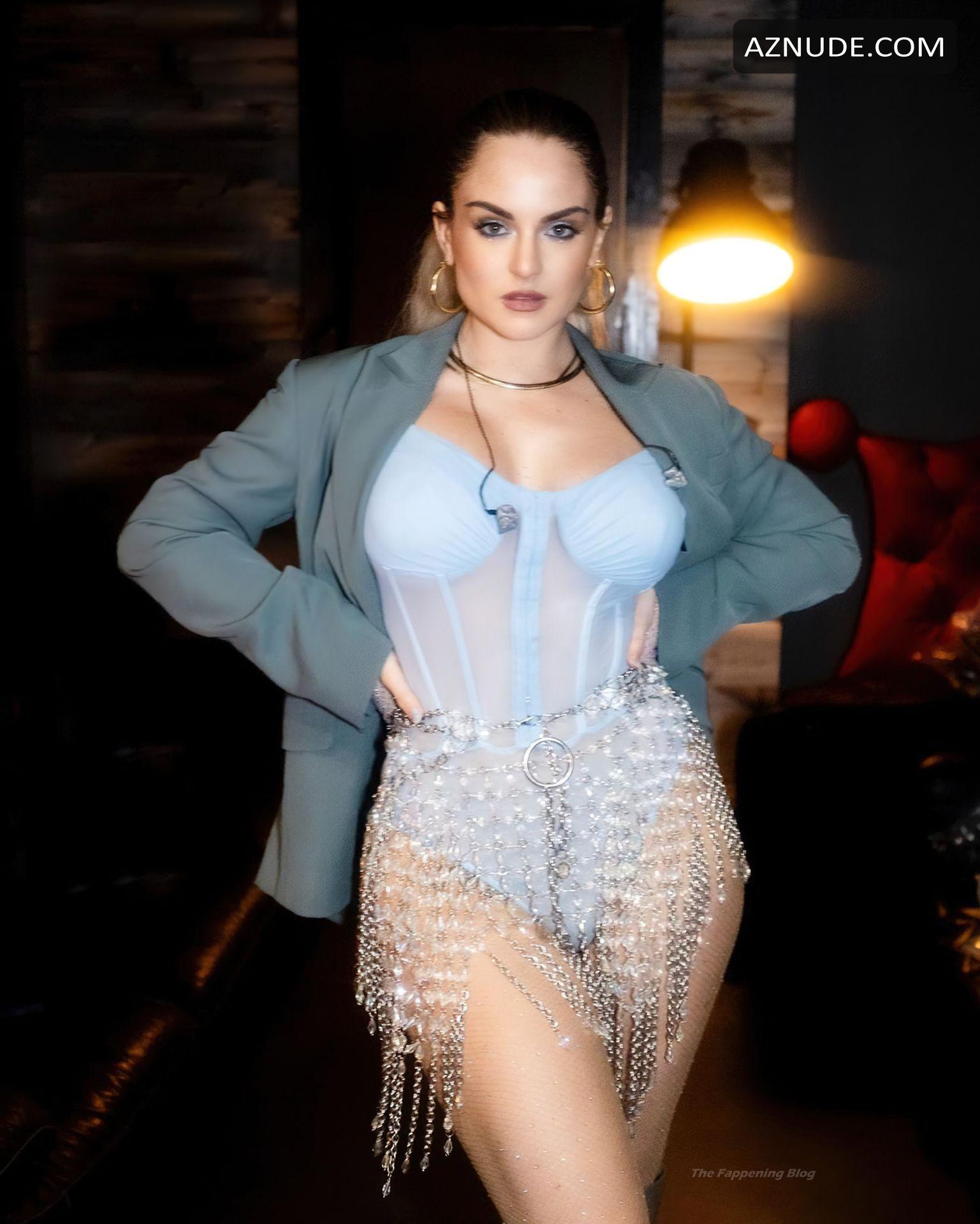 Jojo Levesque Sexy Poses Showing Off Her Hot Boobs And Butt In A Social