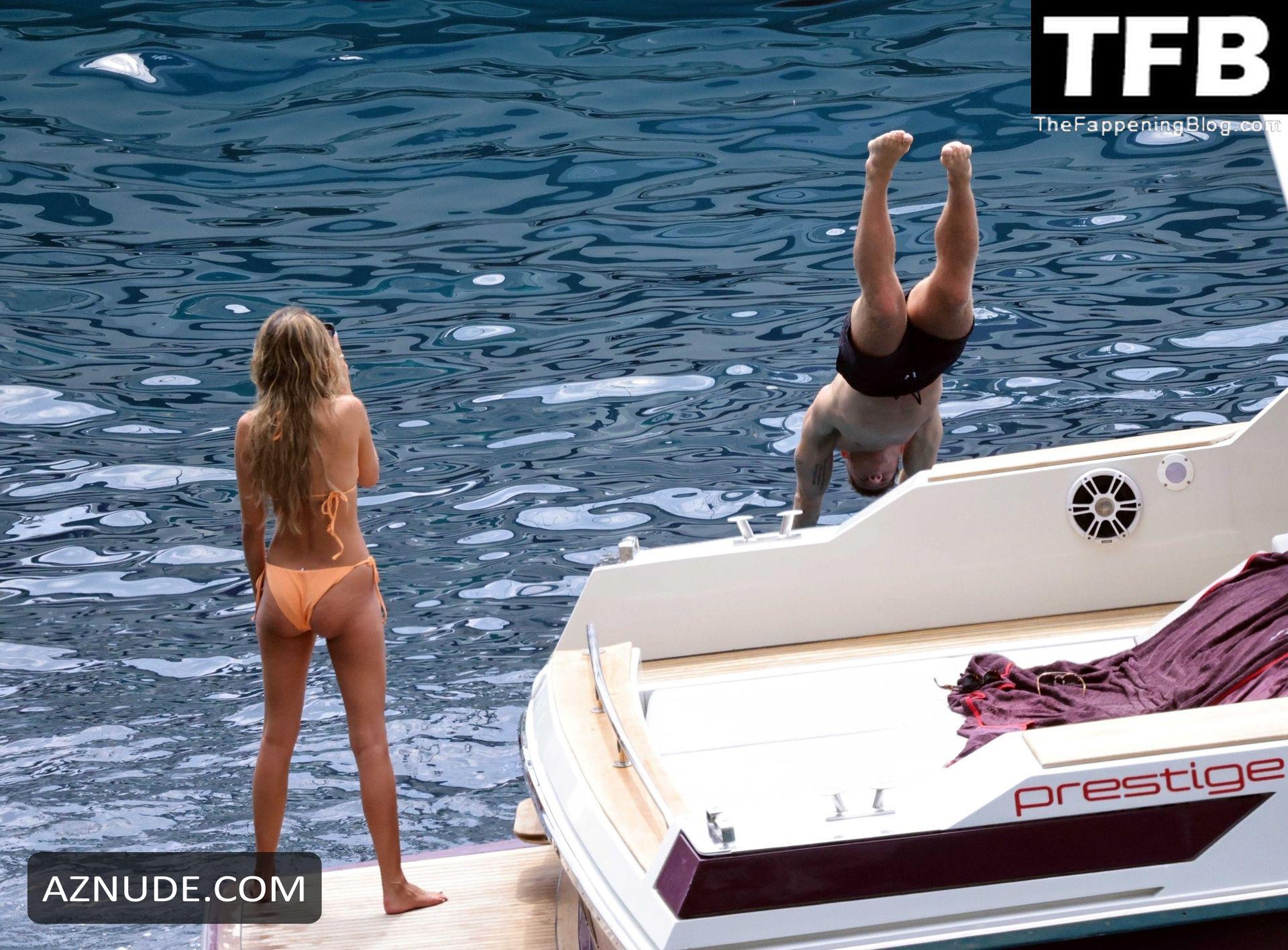 Katherine Pilkington Sexy Seen Flaunting Her Hot Bikini Body On A Boat In  Capri - AZNude