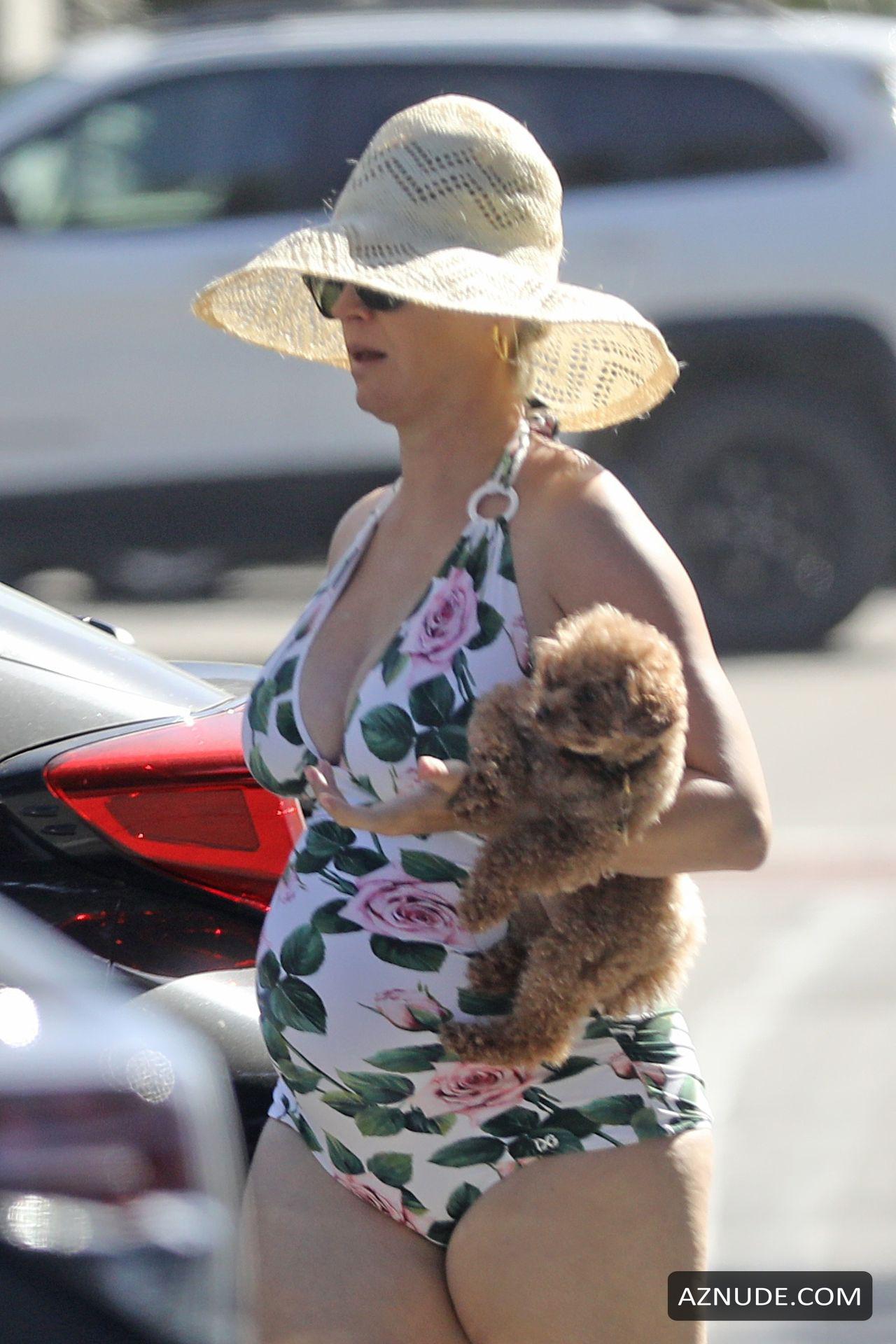 Katy Perry hits the beach in a bathing suit with Orlando Bloom - AZNude