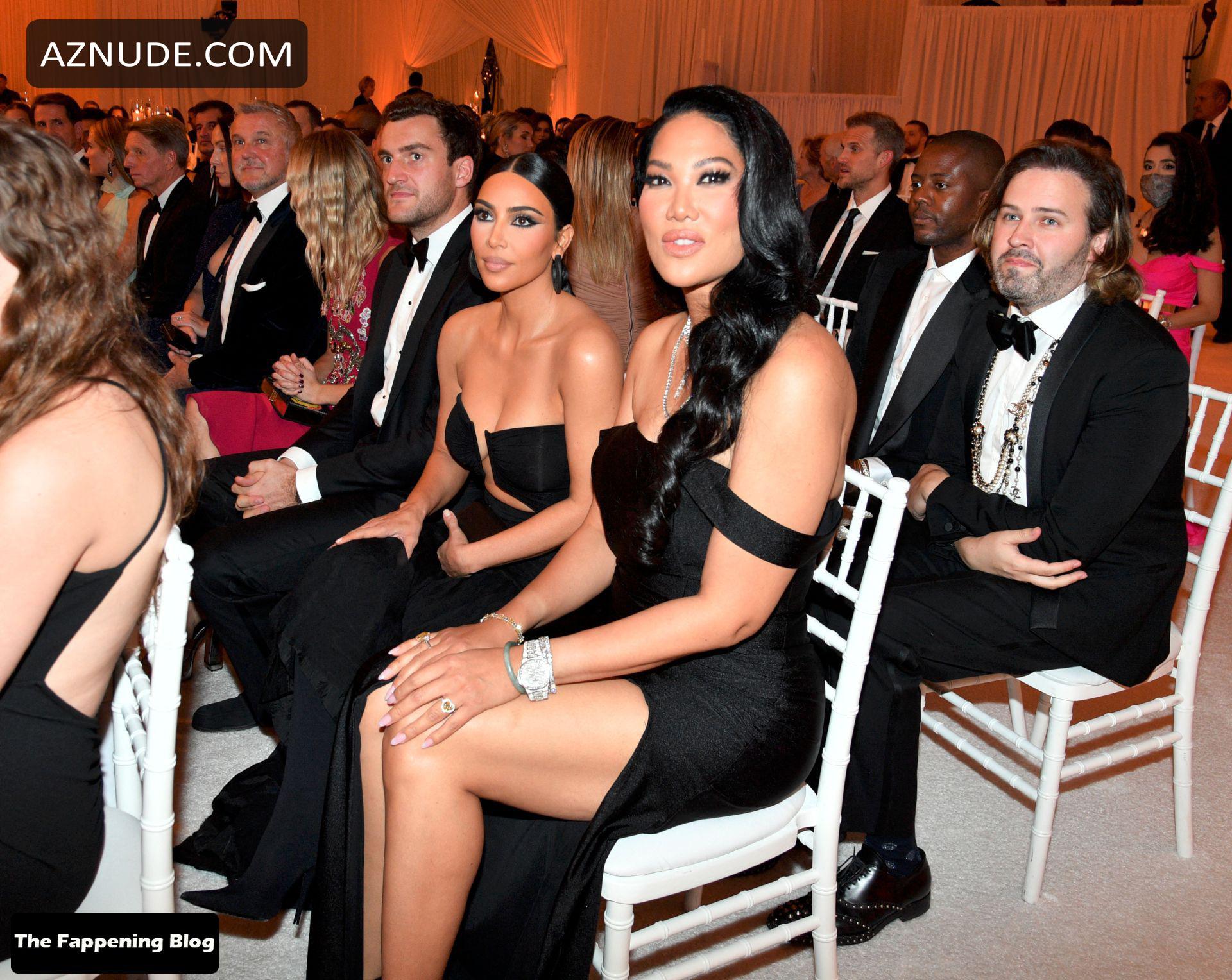 Kim Kardashian Sexy Seen Braless Flaunting Her Big Boobs At Paris Hiltons Wedding In Los Angeles