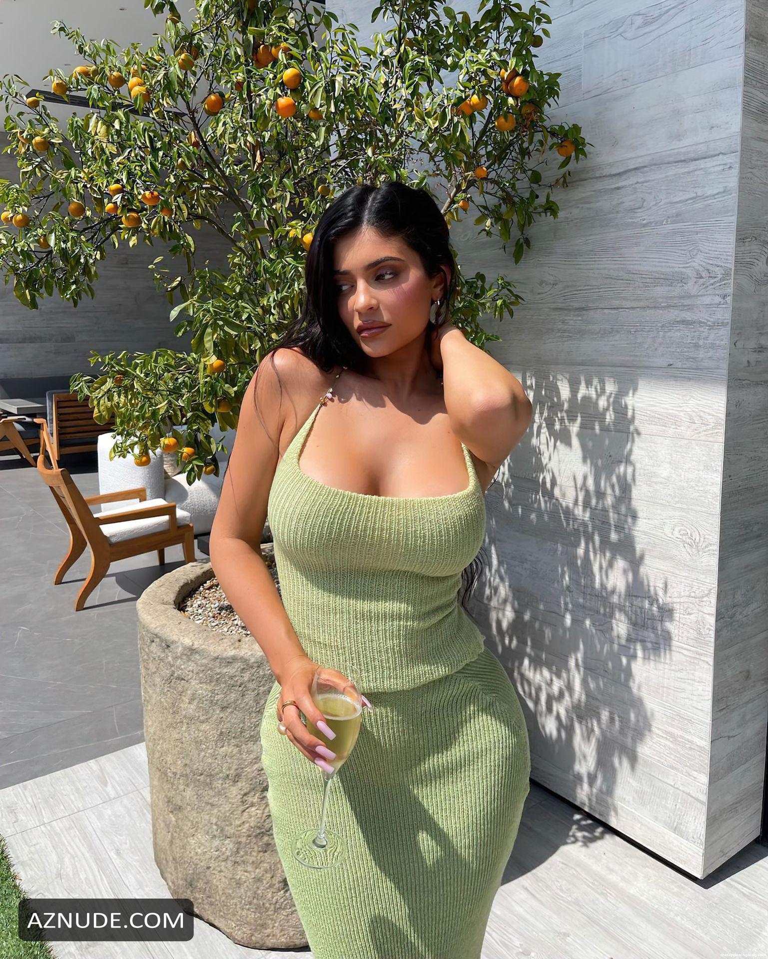 Kylie Jenner Sexy Shows Off Fake Boobs And Booty Wearing A Tight Dress In Social Media