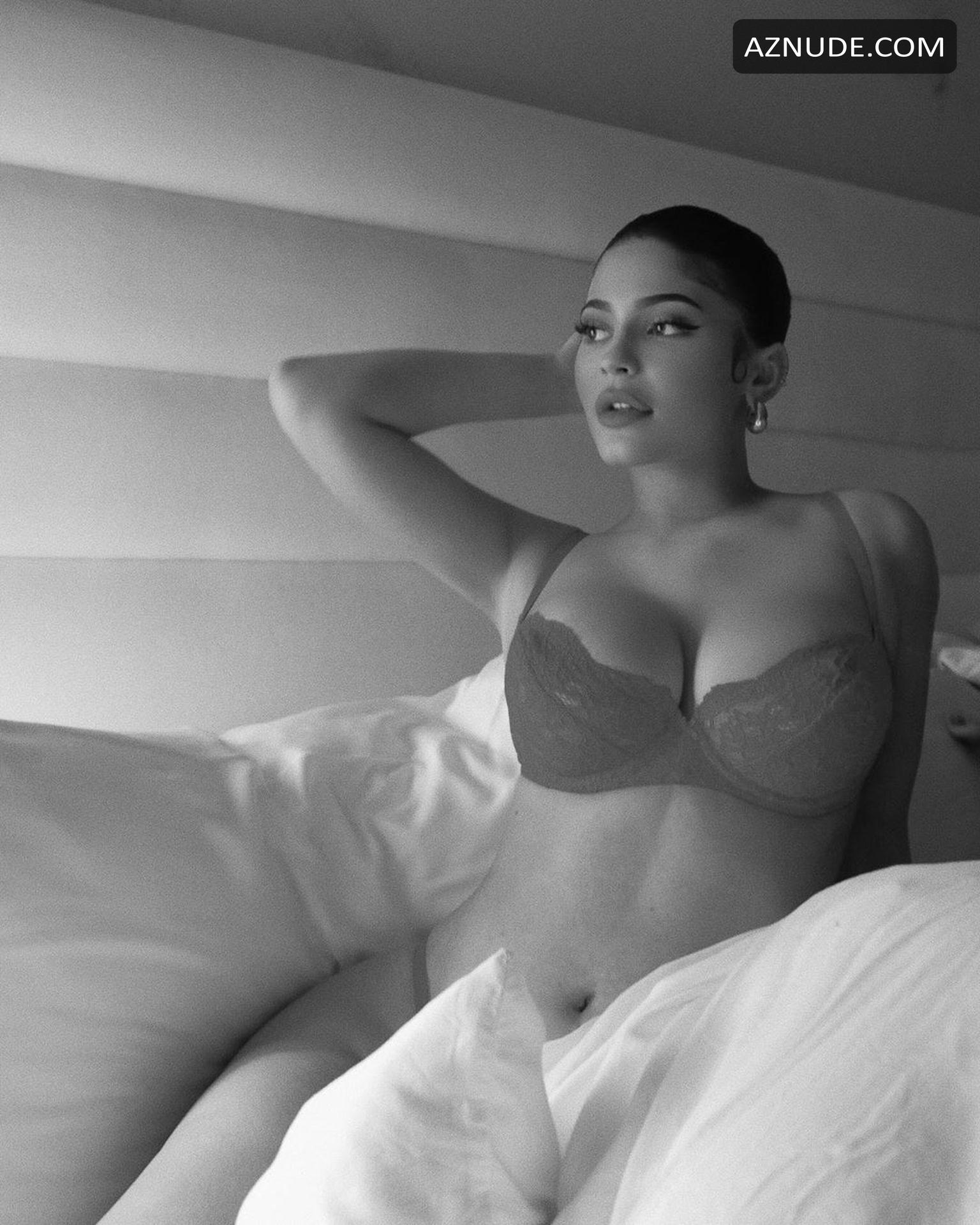 Kylie Jenner Sexy In Bed Published Black And White Pictures On Instagram Aznude