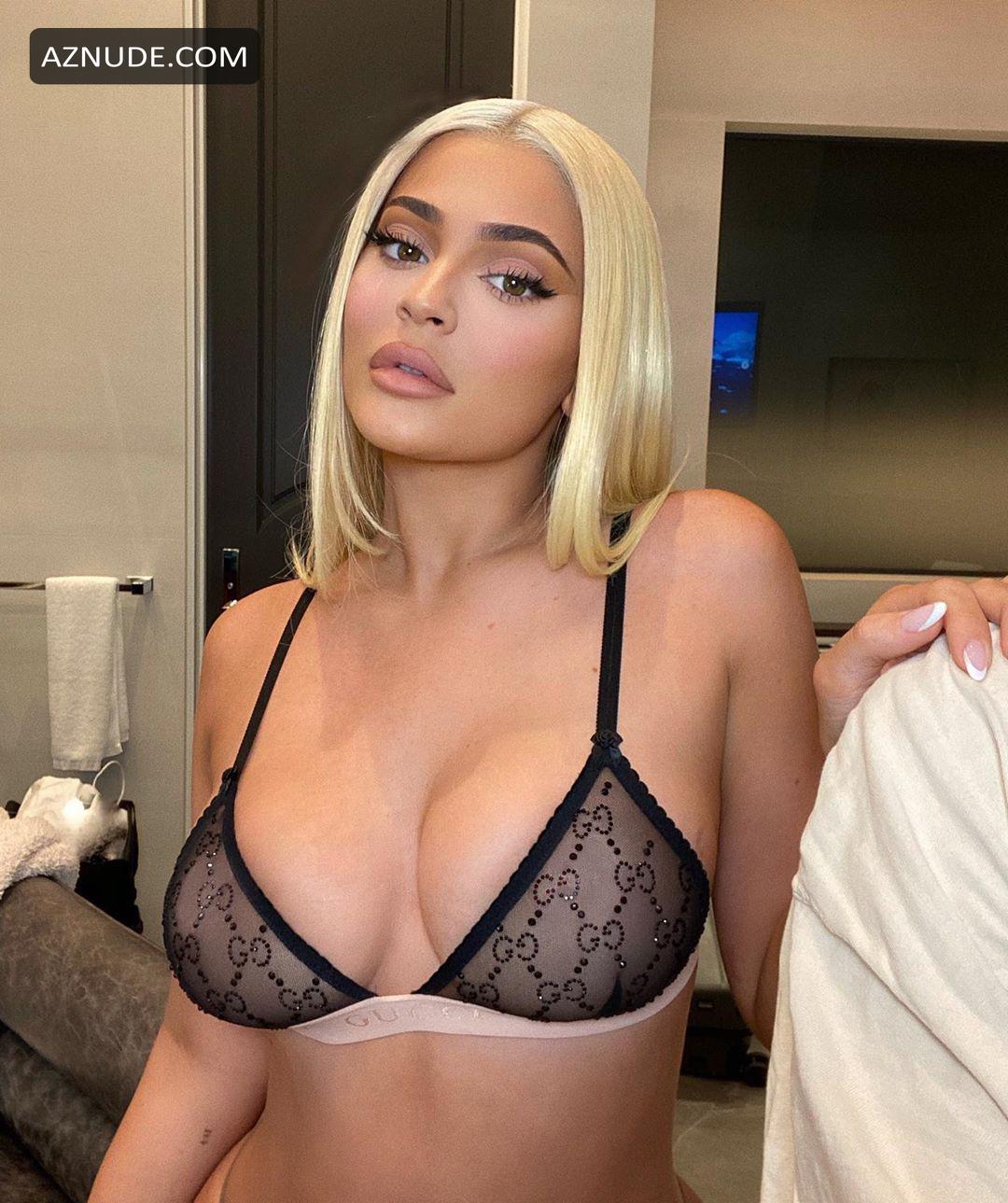 Kylie Jenner Shows Off Her Tits Posing In A Bra For Her Followers On Instagram AZNude