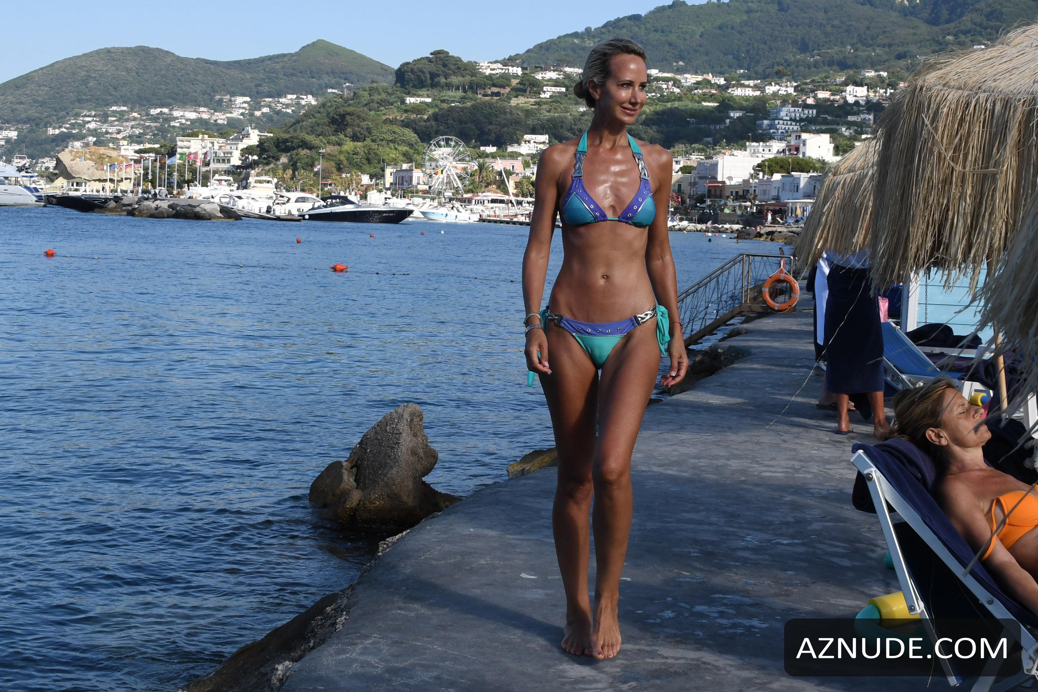 Lady Victoria Hervey Sexy In A Bikini At The Hotel Regina Isabella During A Vacation In Ischia