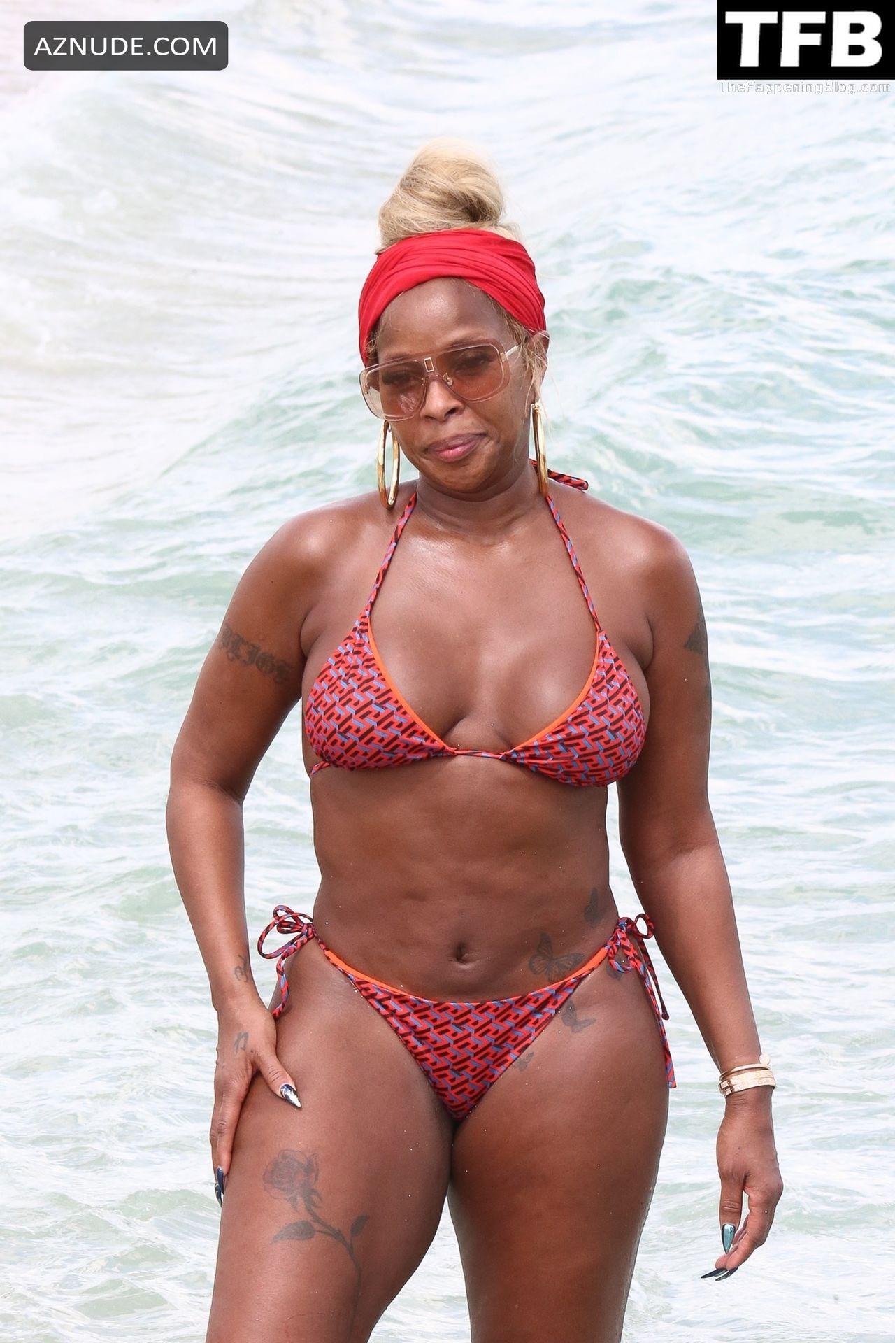 Mary J Blige Sexy Seen Showing Off Her Curves In A Bikini At The Beach