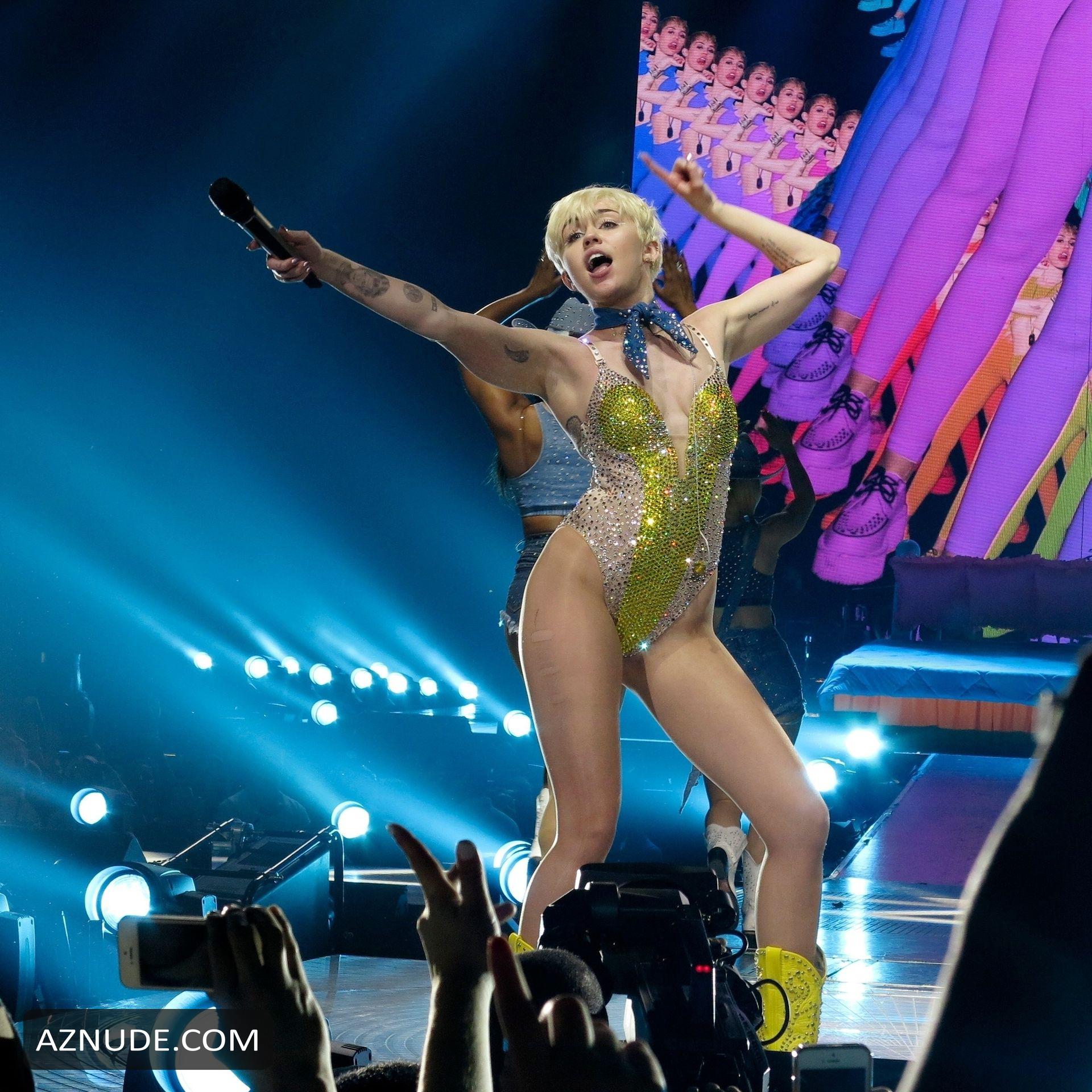 Miley Cyrus Showed Her Sexy Ass On Stage During
