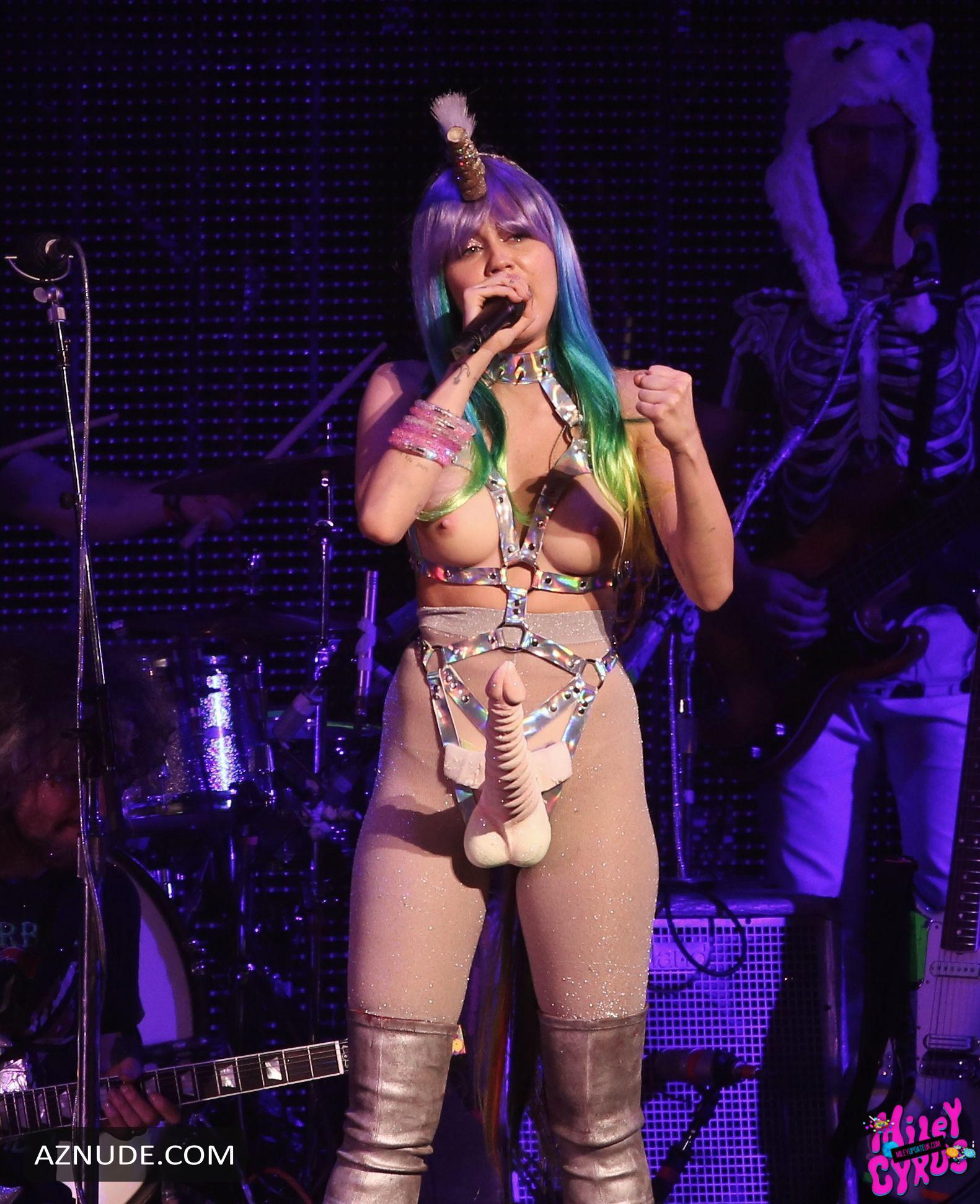 Miley Cyrus Sexy In A Concert In Vancouver 14 12 2015