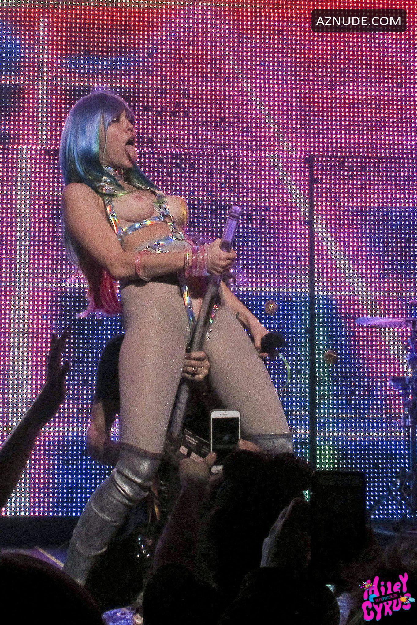 Miley Cyrus Sexy In A Concert In V