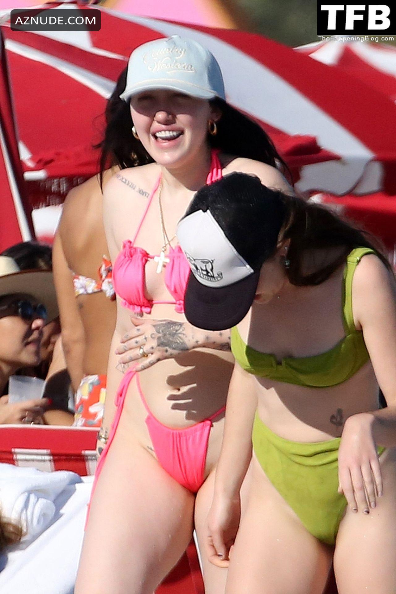 Noah Cyrus Sexy Seen Flaunting Her Big Ass And Tits In A Pink Bikini At The Beach In Miami Aznude