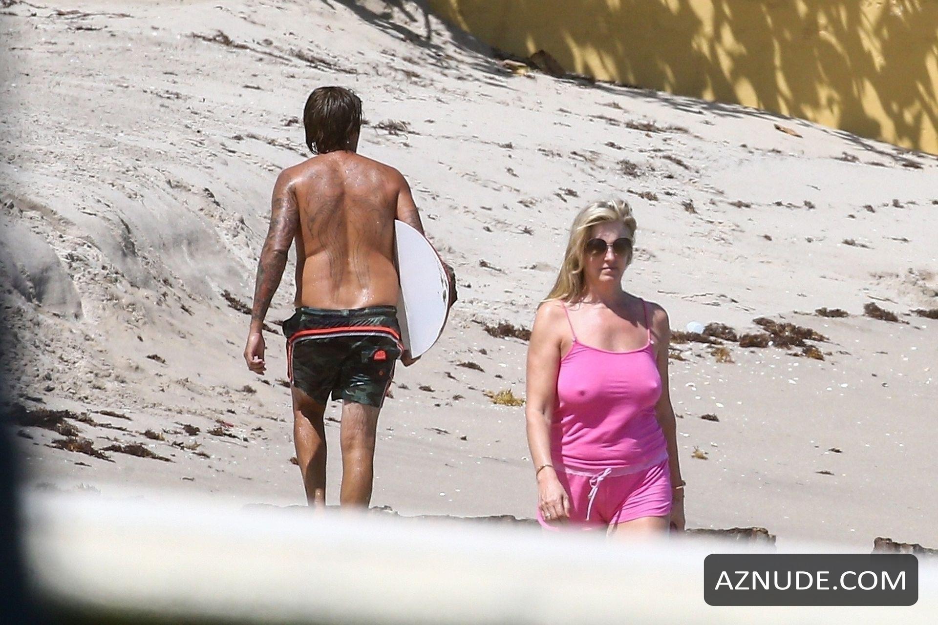 Rod Stewart enjoys the gorgeous weather with wife Penny Lancaster and his kids Sean and Aiden at the beach pic