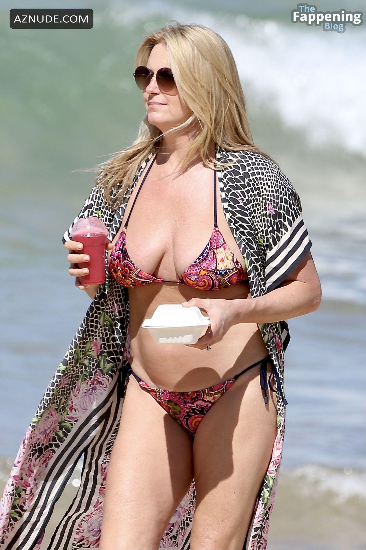 Penny Lancaster Sexy Spotted Showing Off Her Attractive Body Wearing A Hot Bikini At Bondi Beach
