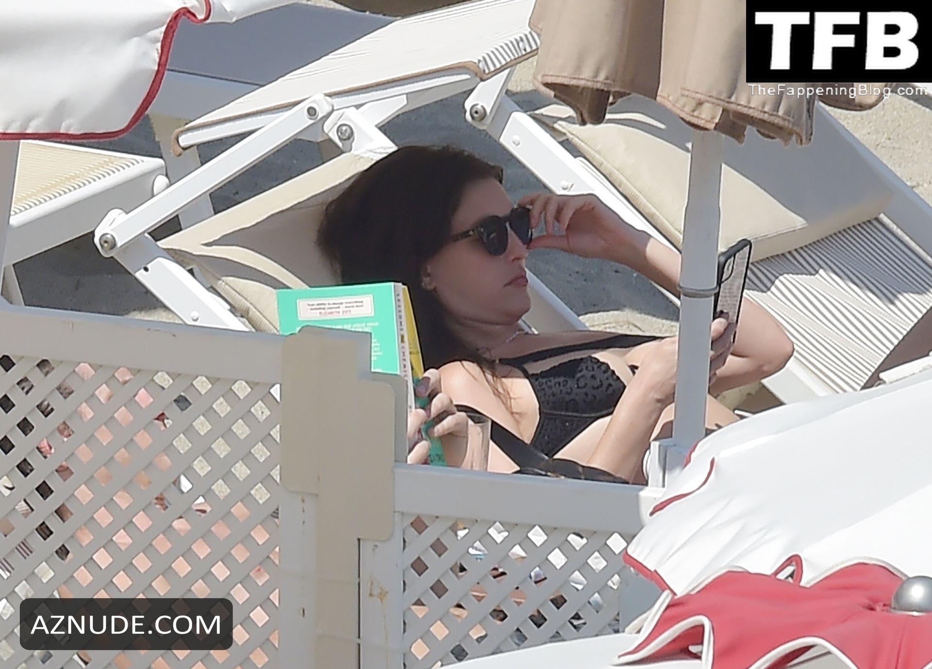 Rainey Qualley Sexy Seen Flaunting Her Hot Figure Wearing A Bikini With Lewis Pullman In 
