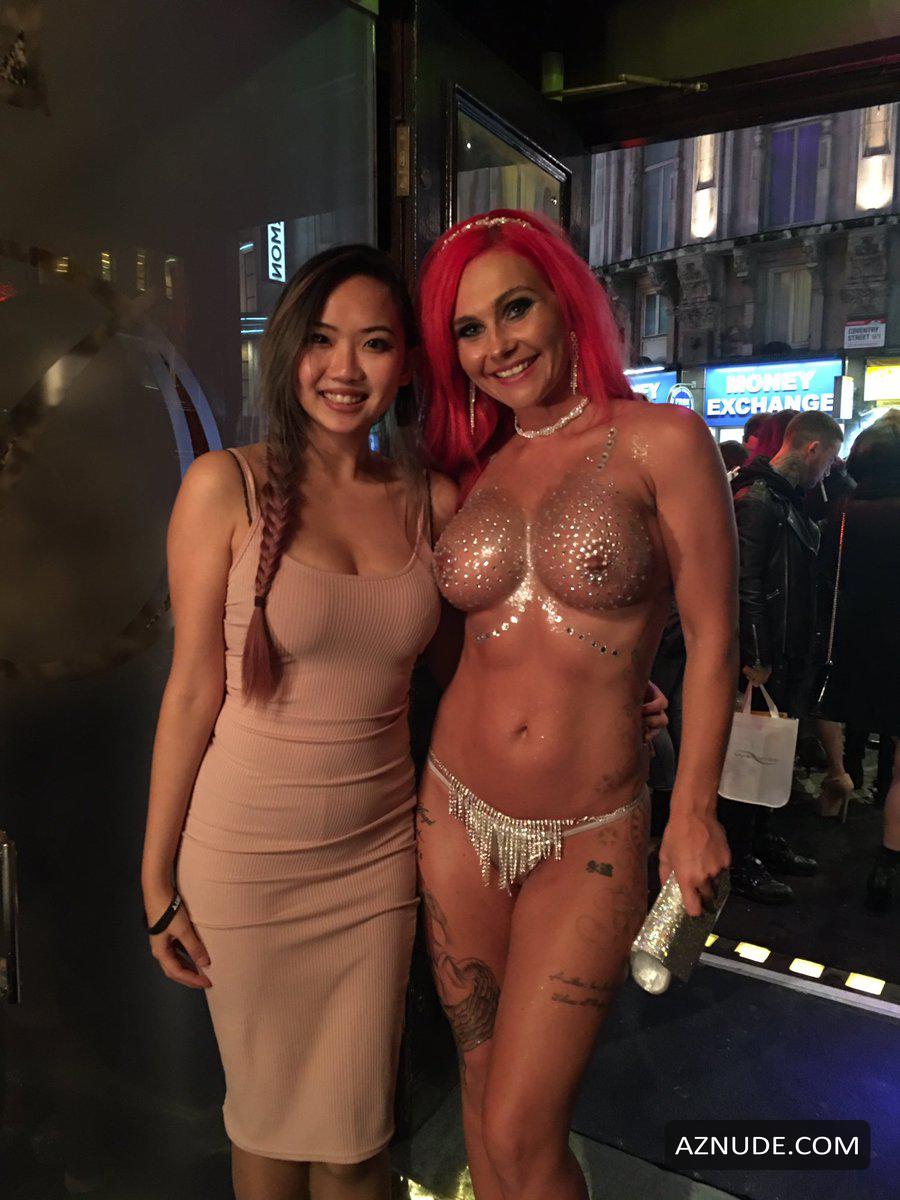 Roxi Keogh раздевается и показывает свои формы Roxi Keogh раздевается и показывает свои формы