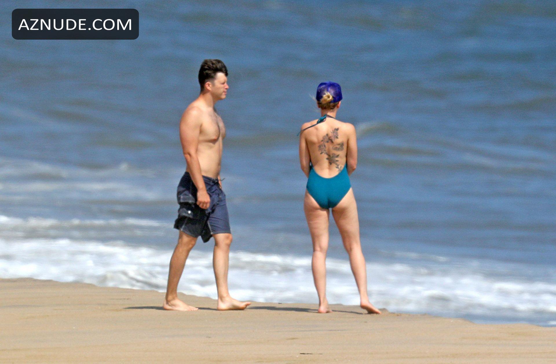 Scarlett Johansson Sexy On A Romantic Beach Stroll With Colin Jost In The Hamptons New York 