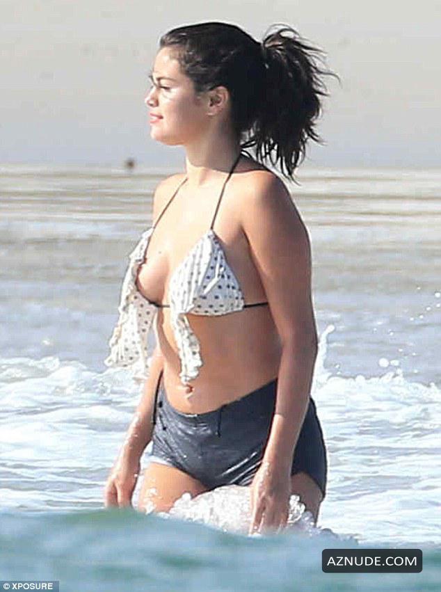 Selena Gomez Naked Beach - Selena Gomez in Bikini at the Beach in Mexico - AZNude
