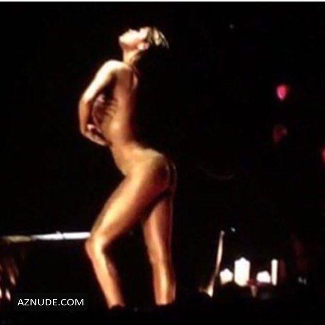 Selena Gomez Topless And Sexy In Revival Tour Opening In -3861