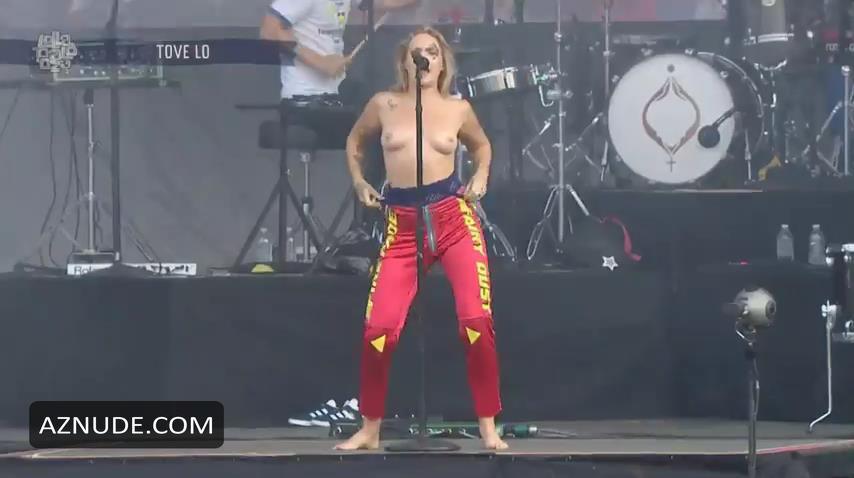 Tove Lo Topless Singer Flashes Her Tits On Stage At Llapalooza In 