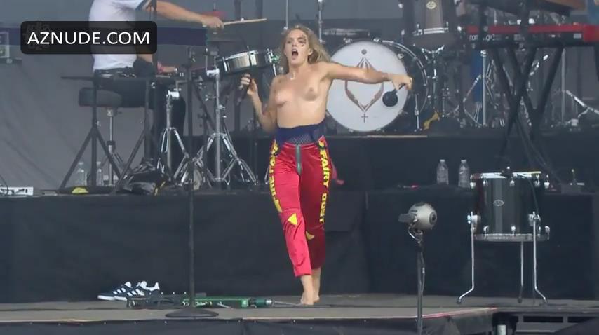 Tove Lo Topless Singer Flashes Her Tits On Stage At Llapalooza In 