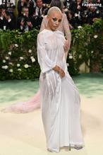 Doja CatSexy in Doja Cat Stuns In Sexy Outfit At The 2024 Met Gala