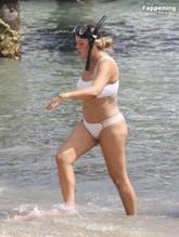 Charlotte CrosbySexy in Charlotte Crosby's Sexy Snorkelling Adventure In Cairns