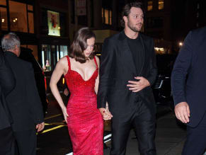 HAILEESTEINFELDSEXYSHOWSOFFHERHOTCLEAVAGEANDFIGUREINASTEAMYREDDRESSATTHESINNERSPREMIEREINNEWYORKCITY - NUDE STORY