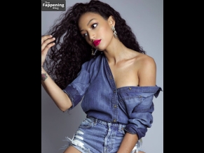  alt="Samantha Logan Sexy in Samantha Logan Sexy And Sizzling Photos Collection"