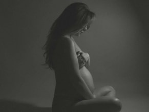 SAMMIHANRATTYSEXYANDSEDUCTIVEPHOTOSHOOTTEASINGHERHOTBREASTSANDSHOWINGOFFHERBEAUTIFULBABYBUMP - NUDE STORY