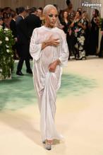 Doja CatSexy in Doja Cat Stuns In Sexy Outfit At The 2024 Met Gala