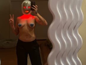 TOVELOSEXYANDSEDUCTIVESELFIEPHOTOTEASINGHERHOTTITS - NUDE STORY